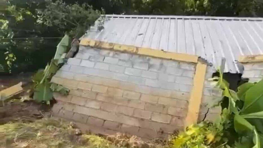 Lluvias provocan el colapso de una pared lateral en liceo de Tireo en La Vega