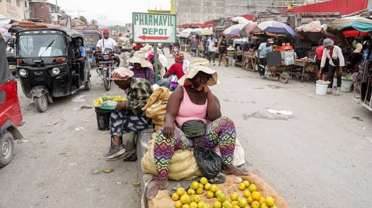 Bukele afirma que misión para rescatar a salvadoreños puede acabar a pandillas en Haití